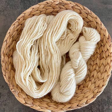 Laine simple mérinos filée à la main, naturelle, non teinte pour la vente par Die Wollwichtel