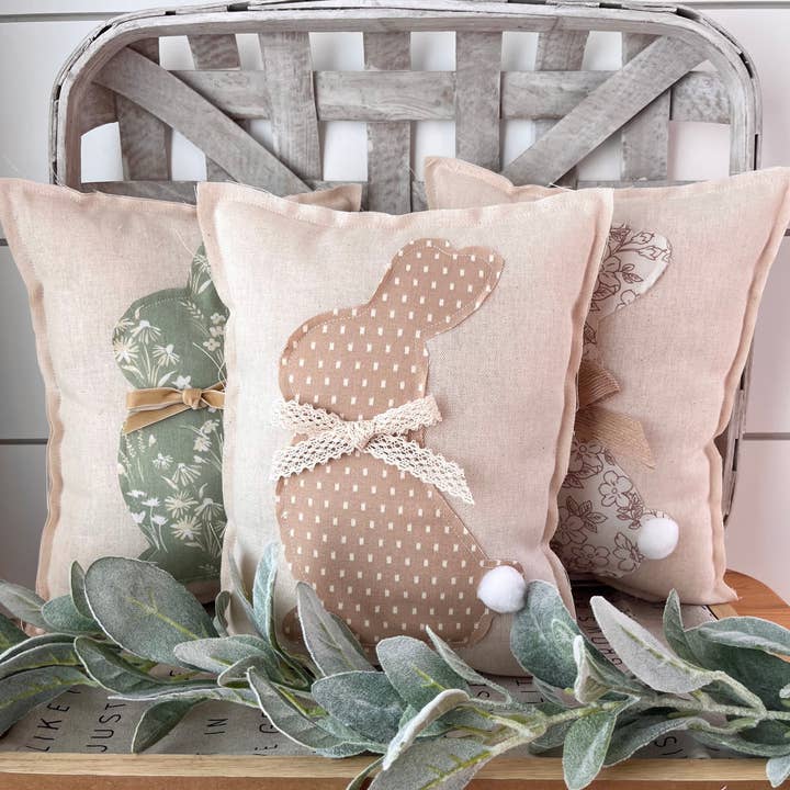 Kate + Em - Wholesale Kerstdecoratie - Set van 3 kussens met lente- en paaskonijnen - rustieke boerderijstijl bloemdessin2