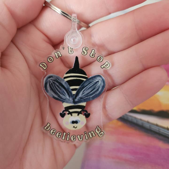 Lindo llavero con forma de abeja Don't Stop Believing para venta al por mayor de Let Love Be My Motive Studio