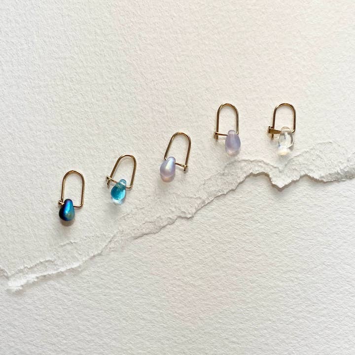 Kærlighed lås øreringe - små tårer for engroshandel hos month day year jewelry