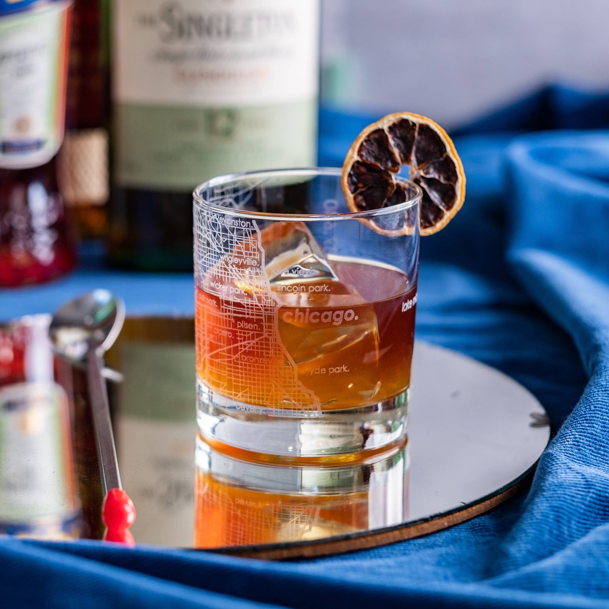 Well Told - Vente Verres à cocktail/alcool - GRAVURE PERSONNALISÉE - Carte de ville / village des États-Unis - Verre à whisky avec glaçons2