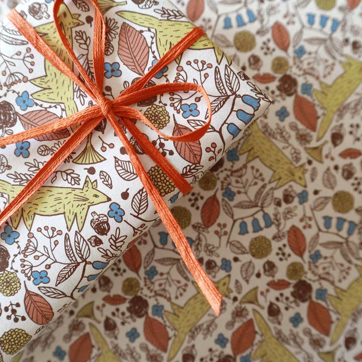 Eichel und Fuchs auf weißem Geschenkpapier für den Großhandel von REGARO PAPIRO