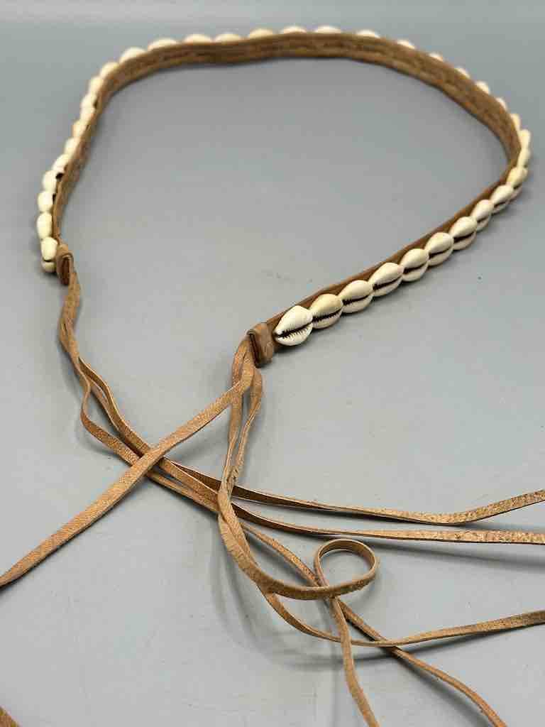 The Niger Bend – Großhandel Gürtel – Damen – Schmaler afrikanischer Krawattenverschluss aus echtem Kaurimuschelleder43