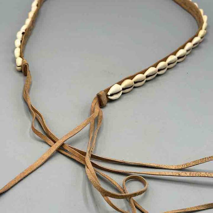 The Niger Bend – Großhandel Gürtel – Damen – Schmaler afrikanischer Krawattenverschluss aus echtem Kaurimuschelleder43