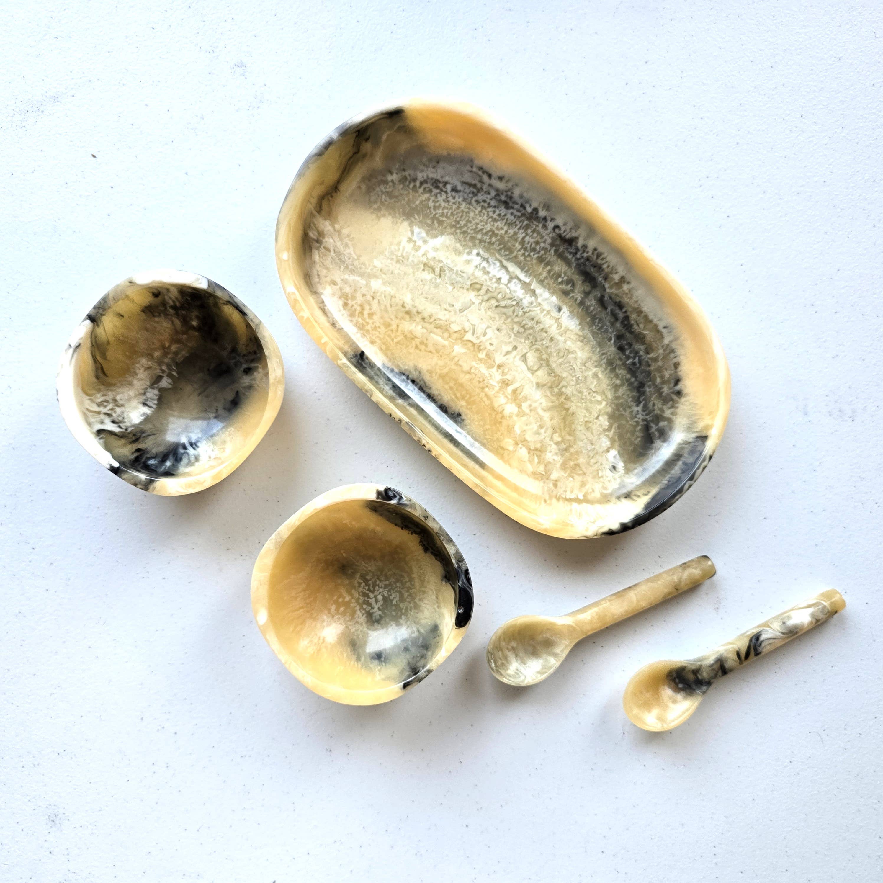 Gibb & Daan – Engroshandel Serveringsbakke – Lille serveringsbakke med 2 skåle og skeer - Håndhældt harpiks36