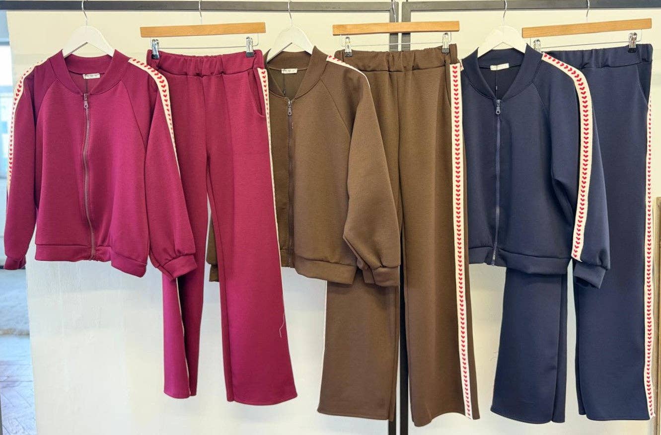 ANGELEYE – Großhandel Trainingsanzug – Damen – Trainingsanzug mit Herz-Seitenstreifen in Marineblau1