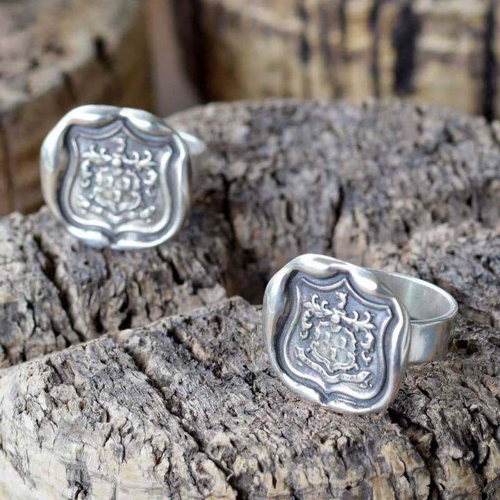 Plum and Posey - Vendita all'ingrosso Anelli con sigillo - Anello di sigillo in cera con stemma di lupo, in latino Dum Spiro1