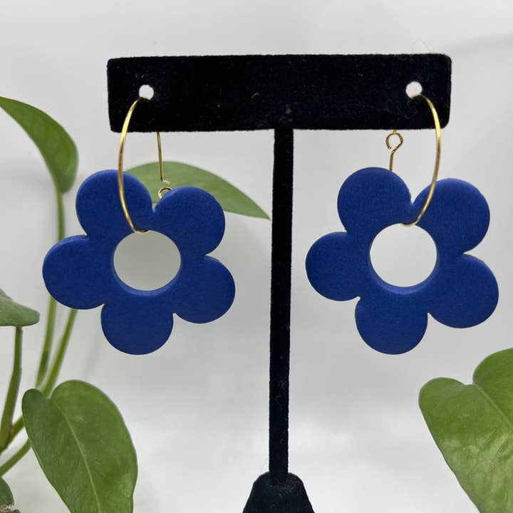Boucles d'oreilles bleues, boucles d'oreilles fleurs, boucles d'oreilles marguerites, boucles d'oreilles printemps, boucles d'oreilles en argile pour la vente par The Clay Arches
