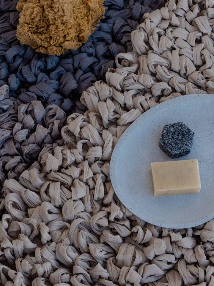 Håndlavet bademåtte af genanvendt tekstil fra Portugal for engroshandel hos SOWL