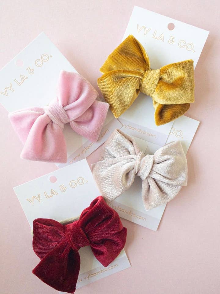 Fascia o fermaglio per capelli in velluto per la vendita all'ingrosso da parte di Vy La and Co.