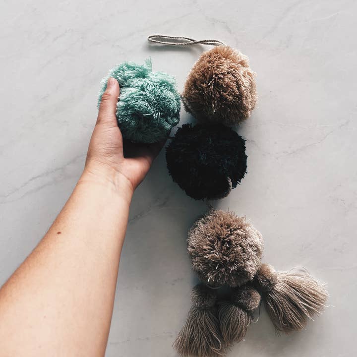 Riesige 35" Pompom-Quasten lange Kordel bunte Kinderzimmer-Dekoration für den Großhandel von Pura Vida