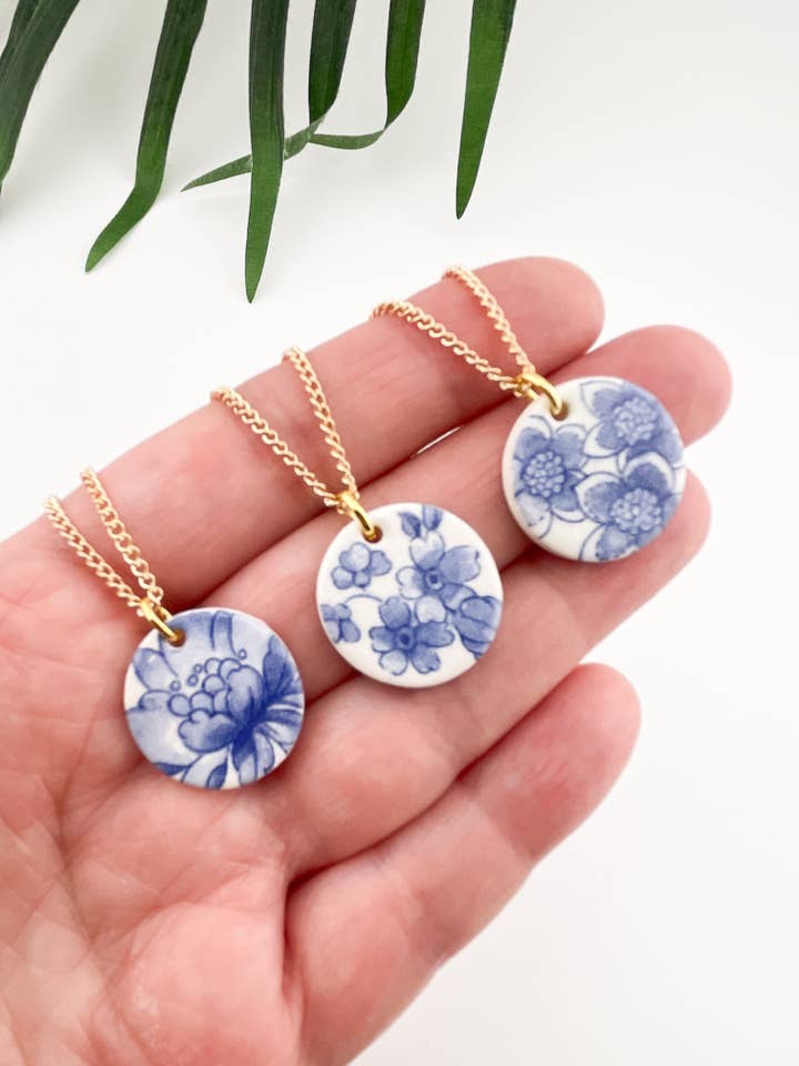 Blått Kina Stort Rundt Hängsmycke halsband på guldkedja för wholesale av Clay Blanca