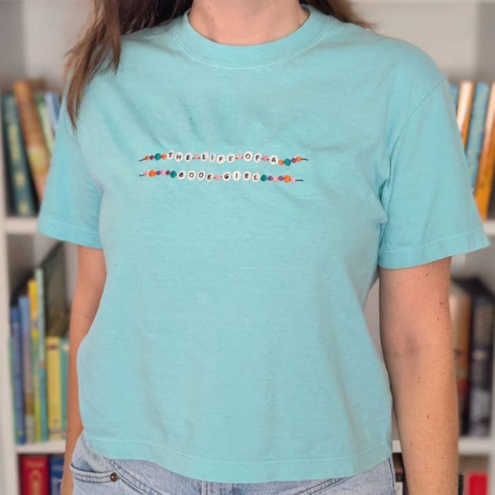 La vie d'une fille de livre Chemise écourtée brodée pour la vente par Bona Fide Bookworm