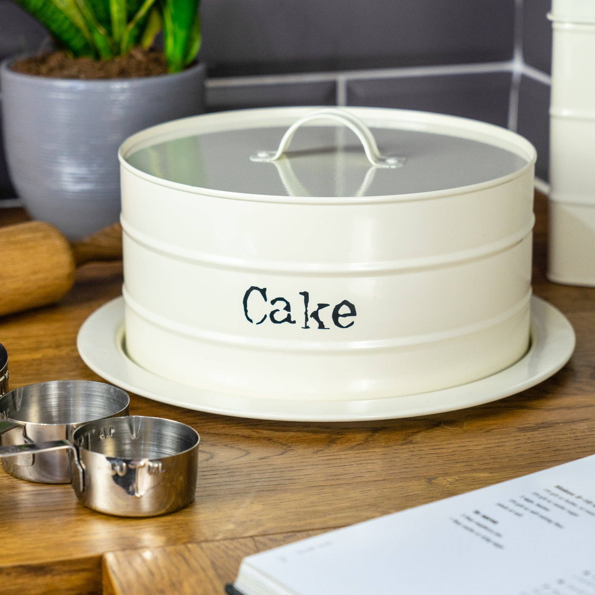 Rinkit Ltd - Wholesale Cake Stand - Harbour Housewares Metal Cake Tin - Cream1