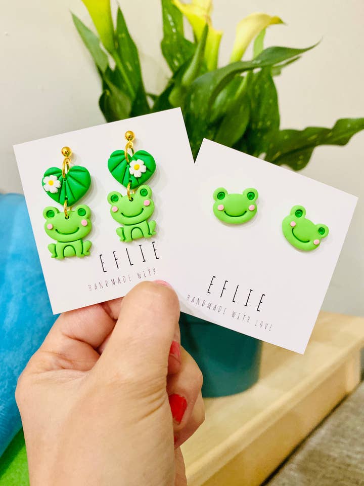 Boucles d'oreilles à tige mignonnes grenouilles et nénuphars pour la vente par Eflie