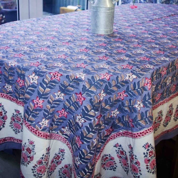 Nappe rectangulaire à motif floral gris pour 6 personnes. pour la vente par Kantha Decor