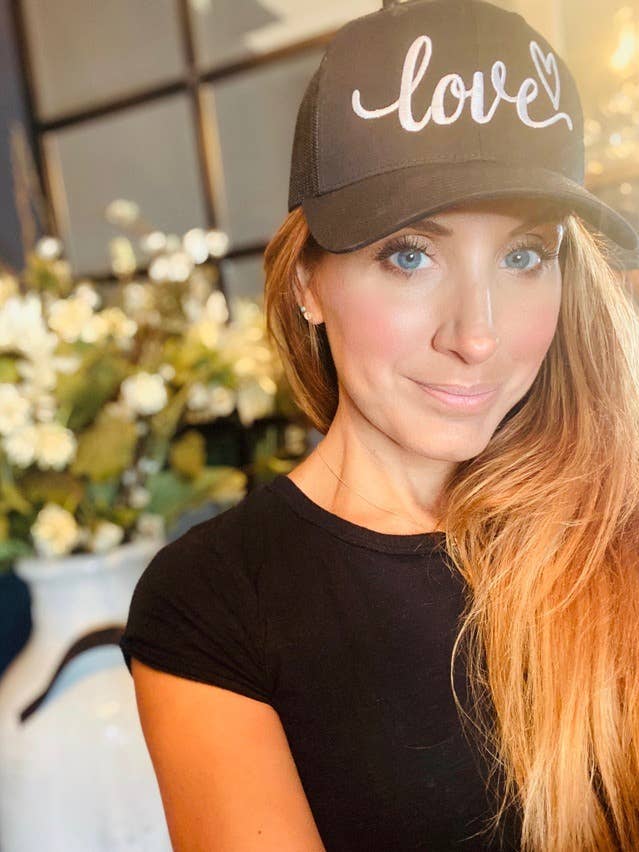 Casquette trucker brodée Love (noir) pour la vente par Bird & Vine