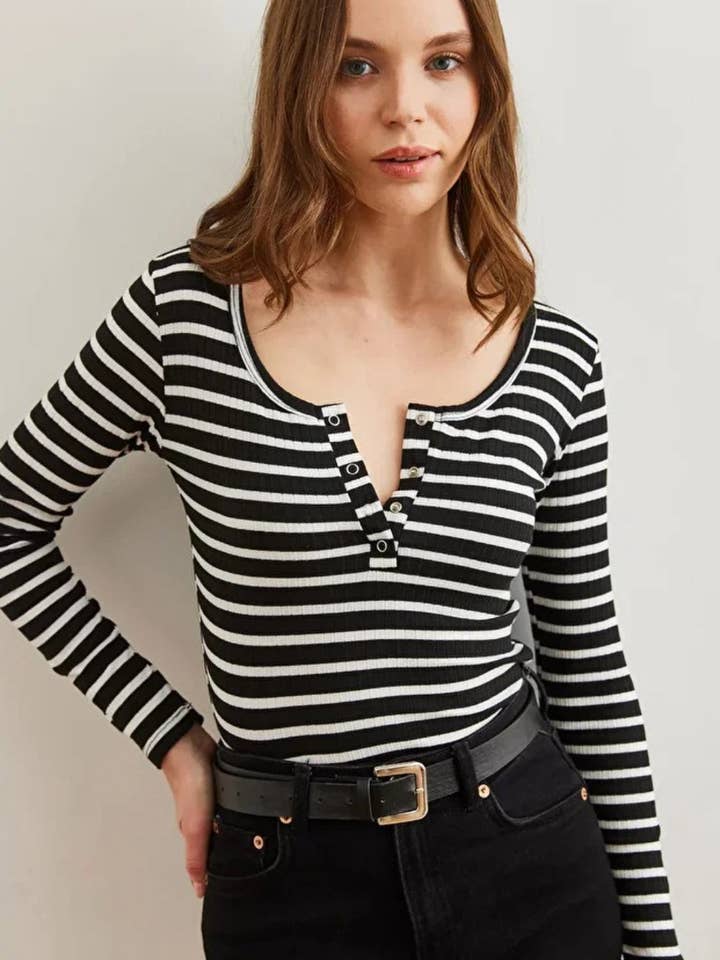 Blouse côtelée à patte de boutonnage rayée pour la vente par Hoxton Gal