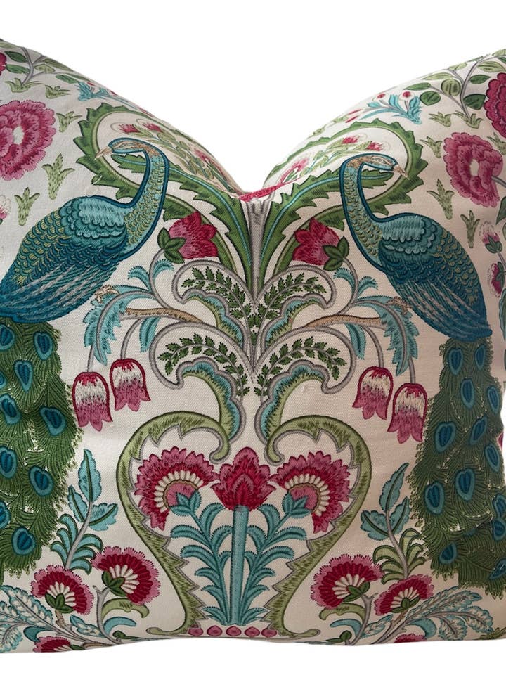 Coussin Pippa Chinoiserie avec insert en plumes - 22 pouces pour la vente par Dahlia & Grace pillows