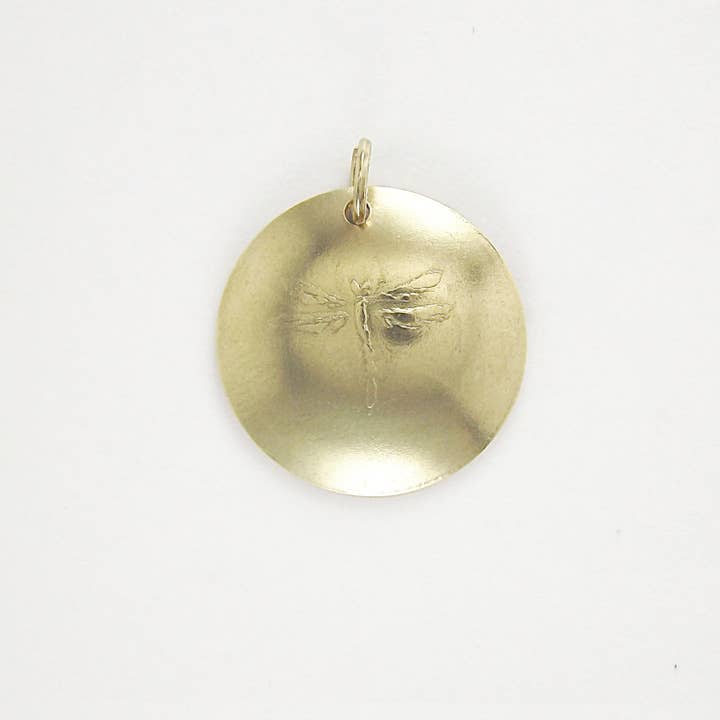 Ciondolo rotondo a forma di libellula, 2,5 cm, 5B, in ottone per la vendita all'ingrosso da parte di David Stepan
