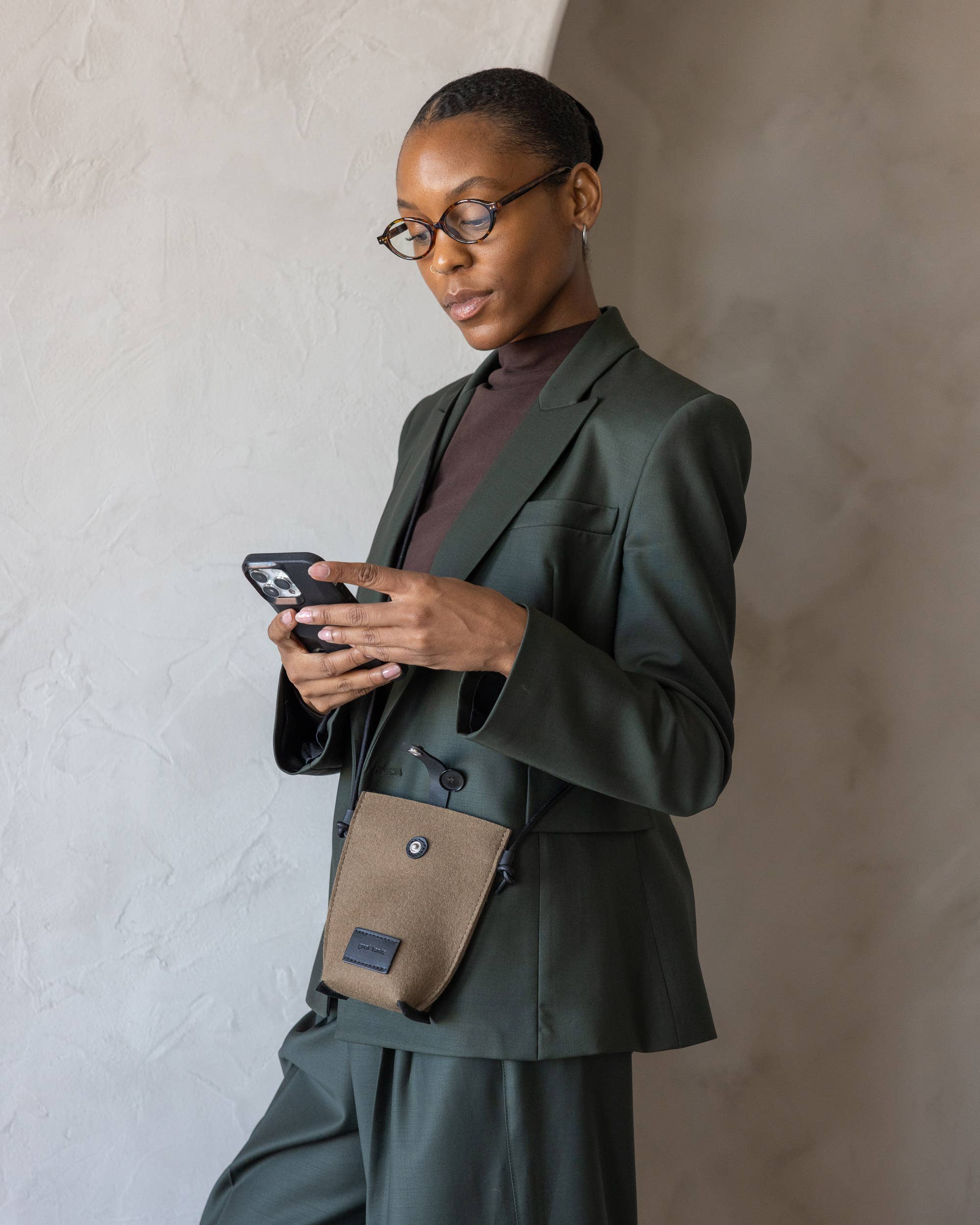 Wholesale Hana Merino Wool Phone Crossbody - Cumin Black for your