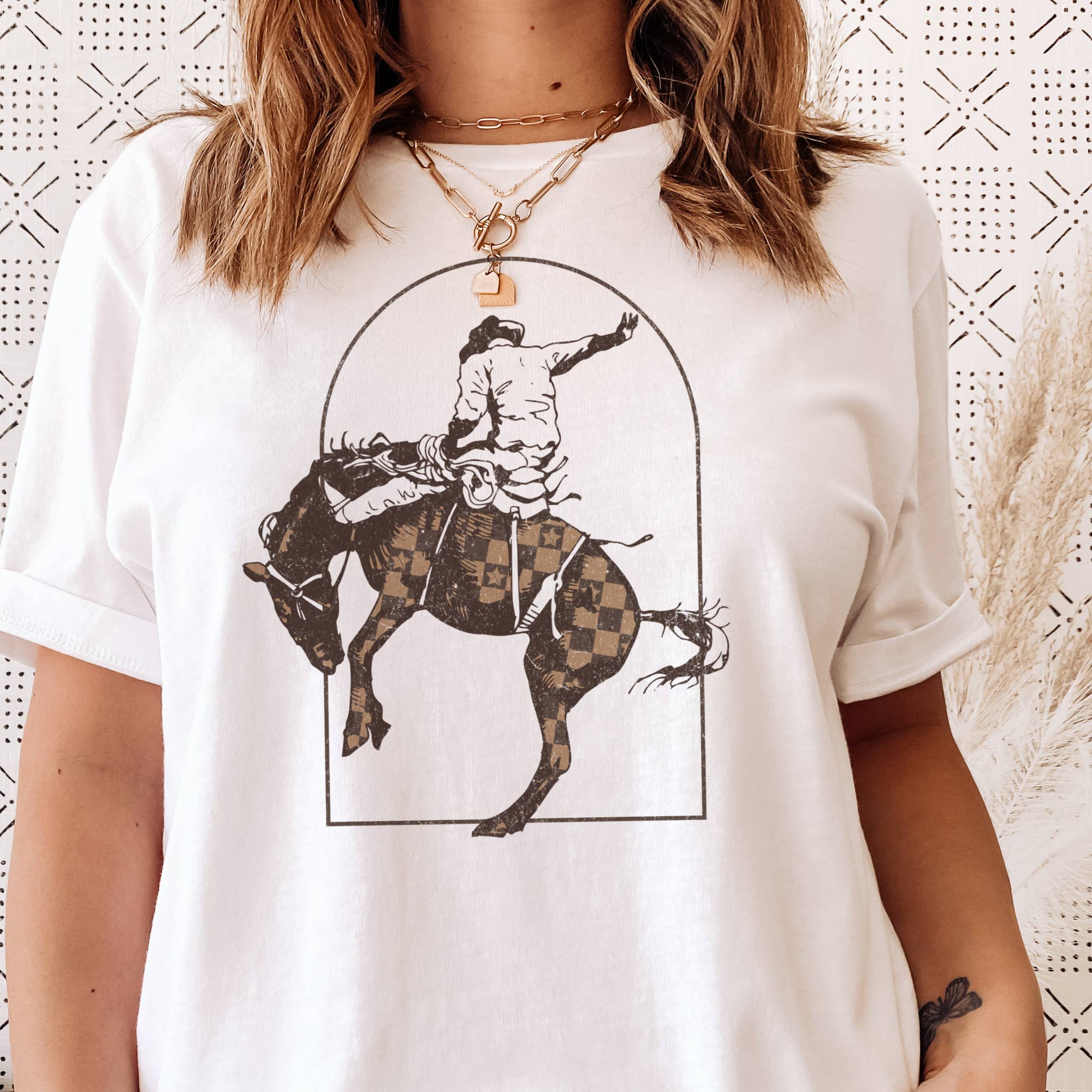 Par.tees by Party On! - Vente T-shirt à imprimés – unisexe - T-shirt graphique de ranch avec cheval à carreaux Western Bronco Cowboy2