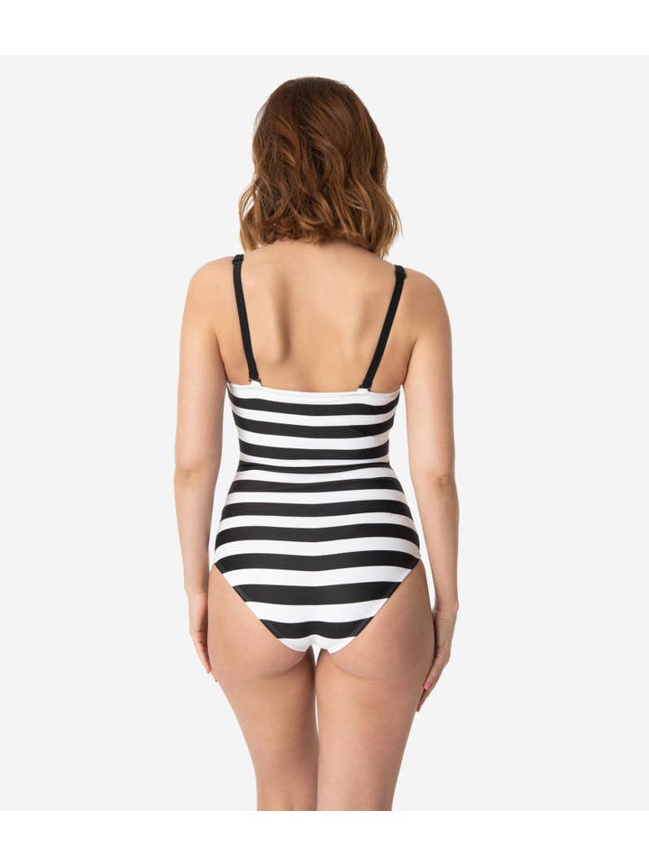 Unique Vintage – Großhandel Badeanzug – Damen – Barbie x UV Badeanzug mit schwarz-weißem Chevron-Streifen1