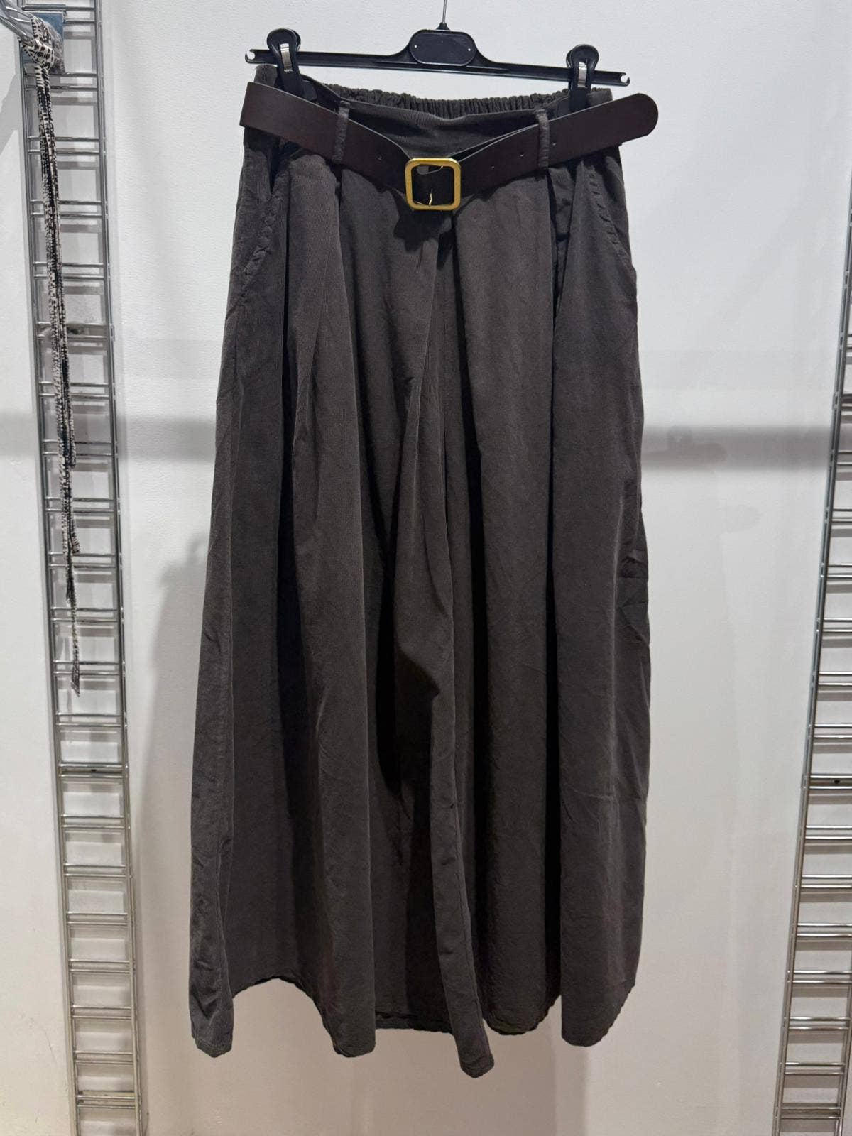 NOELINE - Venta al por mayor Pantalones - Mujer - Pantalones de terciopelo plisados con cinturón 3052213