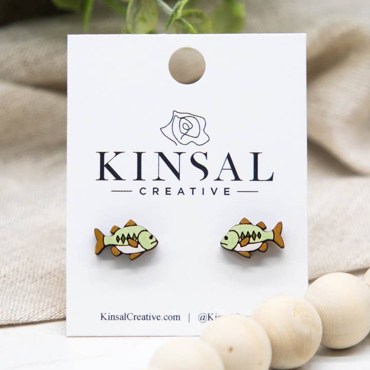 Oorbellen van hout met largemouth bass vissen. voor wholesale door Kinsal Creative