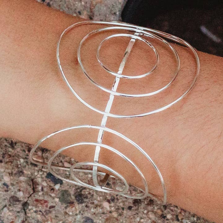 Makli Manschetten-Armband und andere Ergebnisse für für selbstgemachte möbel im Großhandel. Kostenlose Rücksendungen und 60-Tage-Zahlungsziel auf Faire im Trend auf Faire.