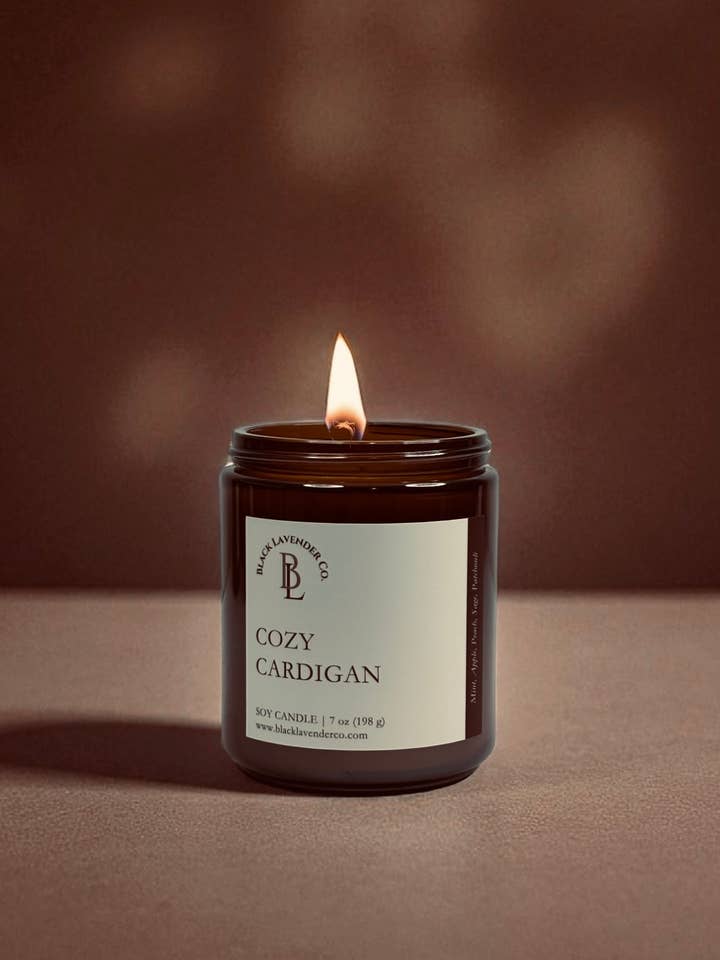 Candela di soia in vetro ambrato da 7 oz - Cardigan Accogliente per la vendita all'ingrosso da parte di Black Lavender Co.
