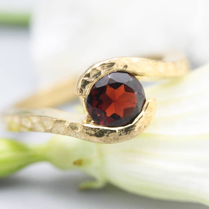 14k Gouden Bypass Ring met Hamerslag en Granaat voor wholesale door Metal Studio Jewelry