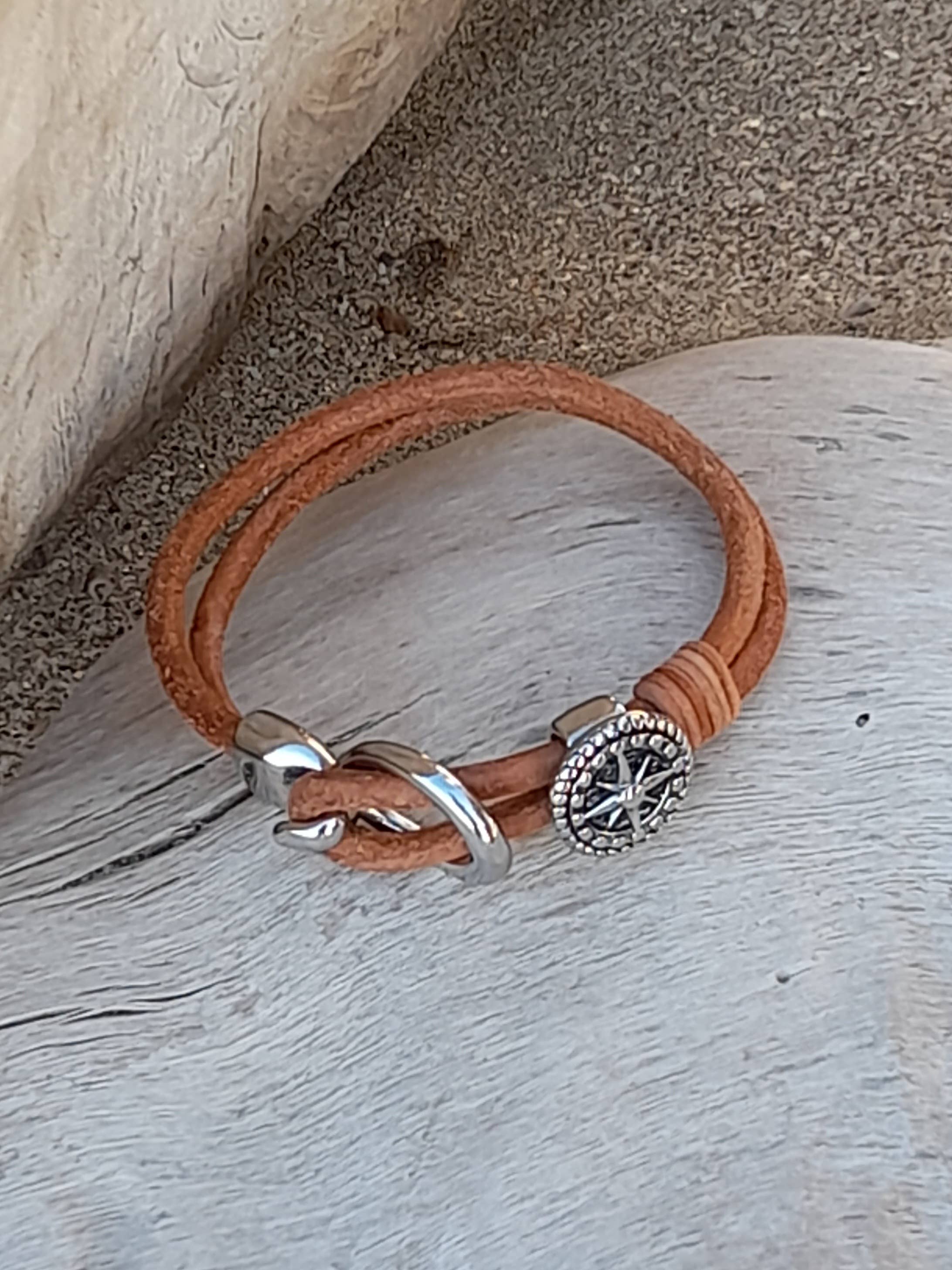 marenostrum créations – Großhandel Armband mit Charms/Anhängern – Lederarmband mit Schnalle und Knopf aus Edelstahl0