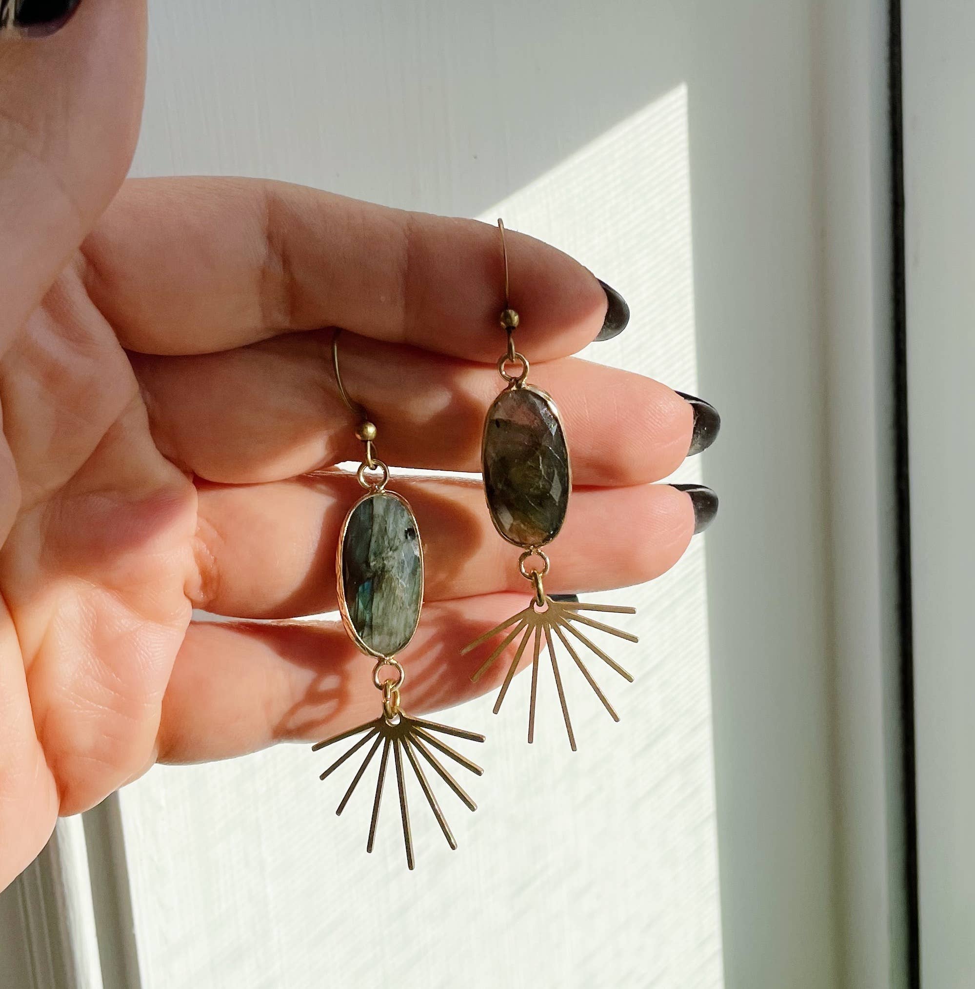 GeoMetricGem - Vendita all'ingrosso Orecchini pendenti - Orecchini Seneca ~ Labradorite placcata in oro e ottone3