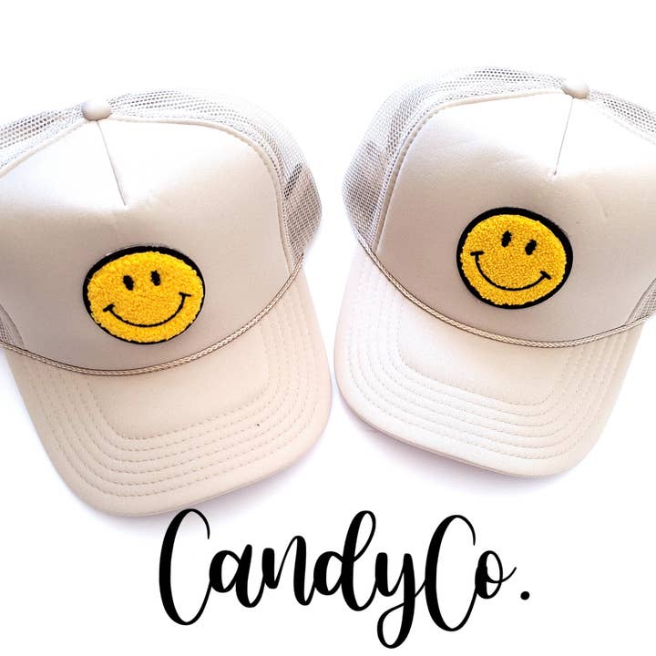 The Candy Collections - Wholesale Truckerpet - Dames - Tan khaki Chenille Smiley Face Trucker Hat pet sweater