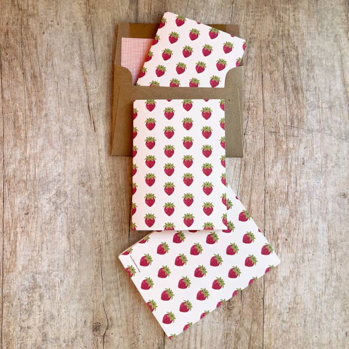 Tarjeta de Felicitación Pequeña Beso de Fresa | Sobre Forrado (A1) para venta al por mayor de Slow Notes