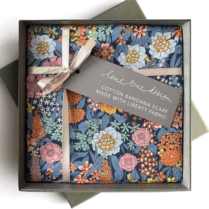 Quadratisches Bandana-Tuch: Hergestellt aus Liberty-Stoff Lilac Ciara für den Großhandel von Lime Tree Design