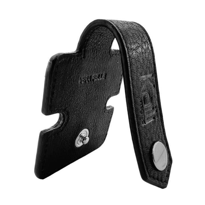 K0019AB | Kabelwikkel van echt volnerfleer met lichte nerf. Zwarte kleur. Automatische knoopsluiting. Afmetingen in gesloten toestand: 6x6x1 cm. Verpakking: Geschenkdoos met stevige bodem/deksel voor wholesale door Kaili mood / RENATO BORZATTA - Italy since 1978 -