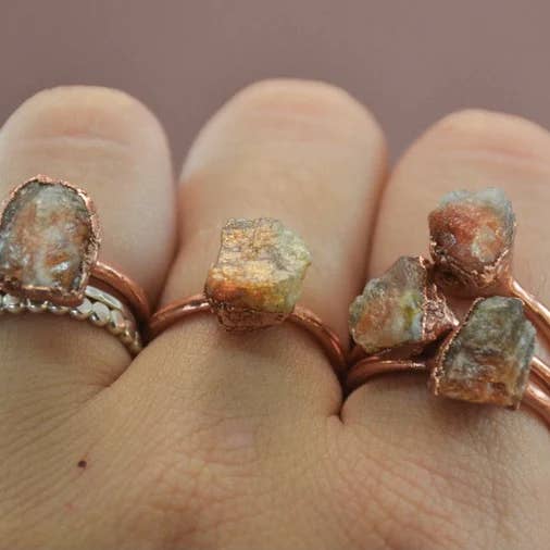 Daddy Daughter Jewelry - Venta al por mayor Anillos solitarios - Anillo de piedra de cobre de piedra solar cruda || Anillo de piedra solar llamativo3