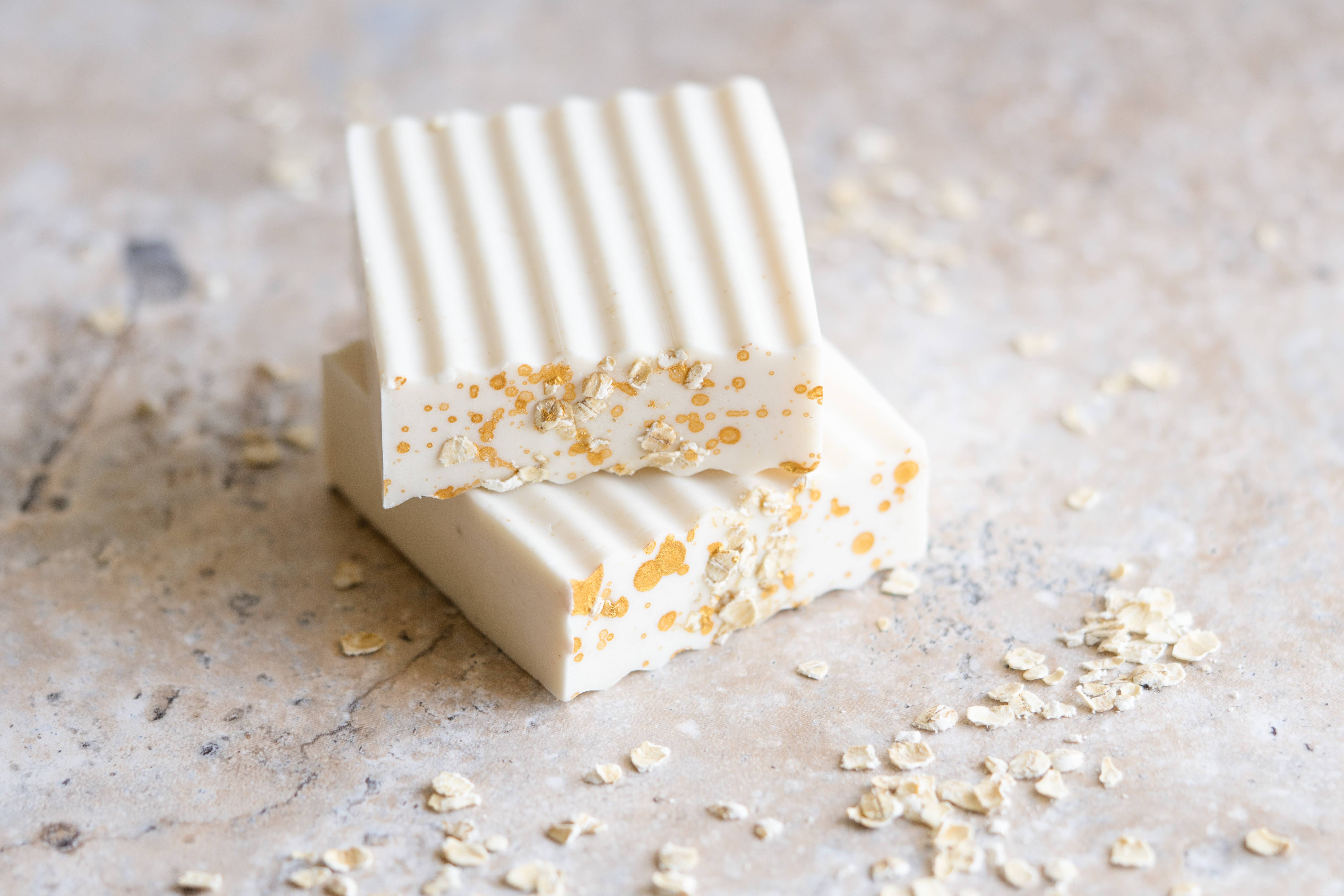 Hera By Hera Bath and Body – Großhandel Feste Seife – Hafermilch- und Honigseifenstück mit Goldflocken | 4,5 oz3