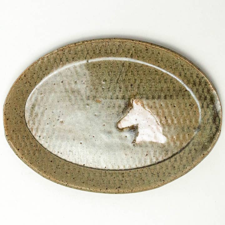 Plato ovalado de cerámica gris hecho a mano con estampado de caballo blanco para venta al por mayor de White Squirrel Clayworks