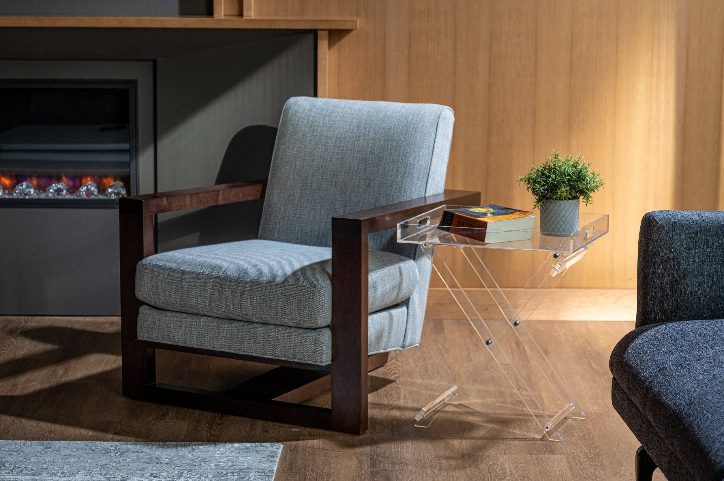 DesignStyles Home – mesa de apoio por atacado – Mesa lateral de bandeja dobrável acrílica elegante com alças laterais2