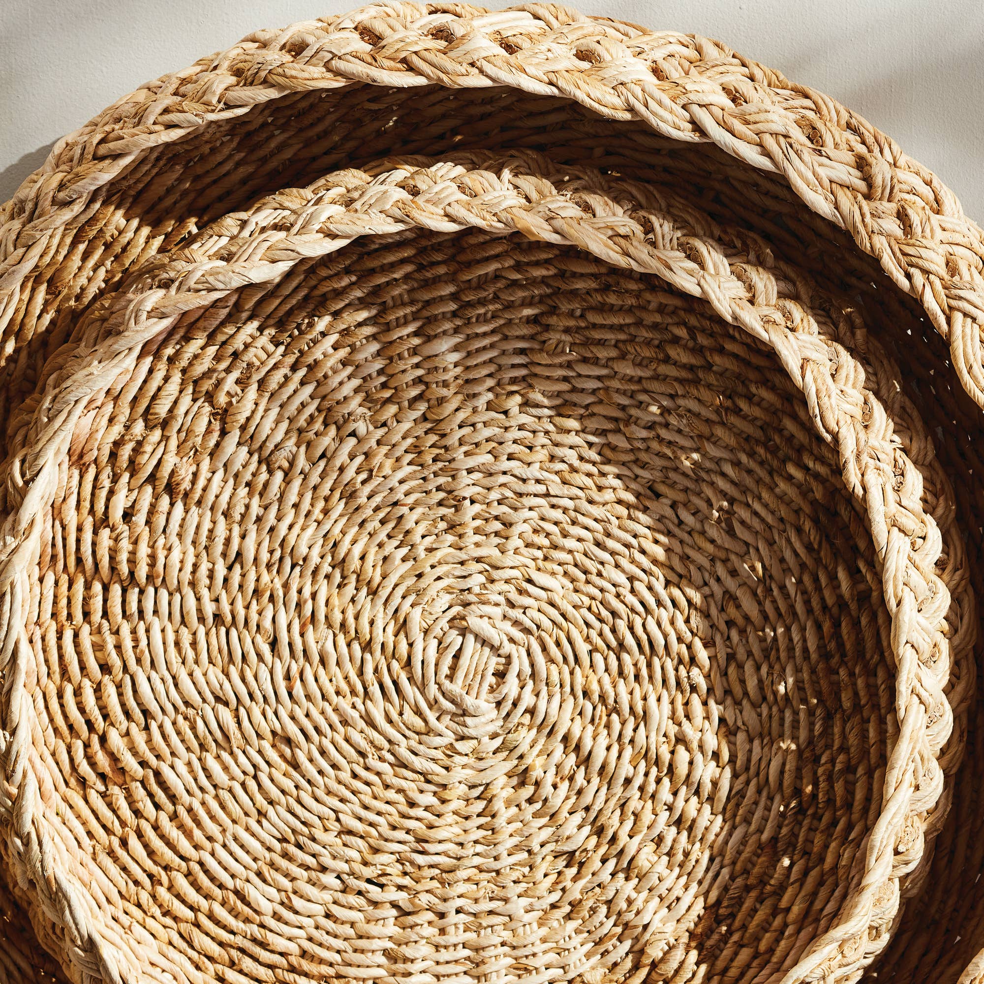 Napa Home & Garden - Vente Plateaux décoratifs - Corbeilles rondes tressées françaises Abaca6