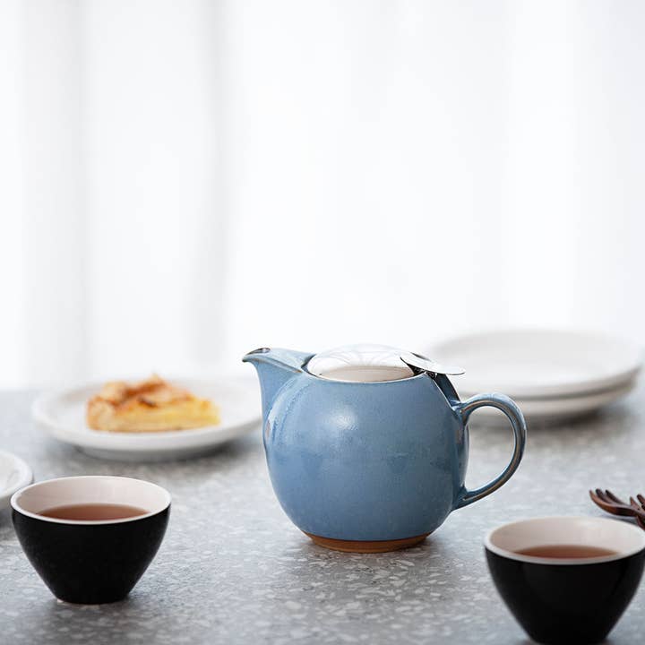 ZERO JAPAN USA - Wholesale Tea Pot - ZERO JAPAN - BEE HOUSE - ROUND TEAPOT for TWO (24 oz) - Hydrangea Blue -