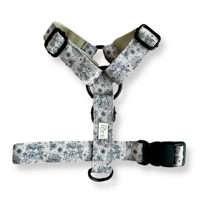 Harnais pour chien de type Y en tissu recyclé - Roses sur rose poudré pour la vente par Bloom Paws