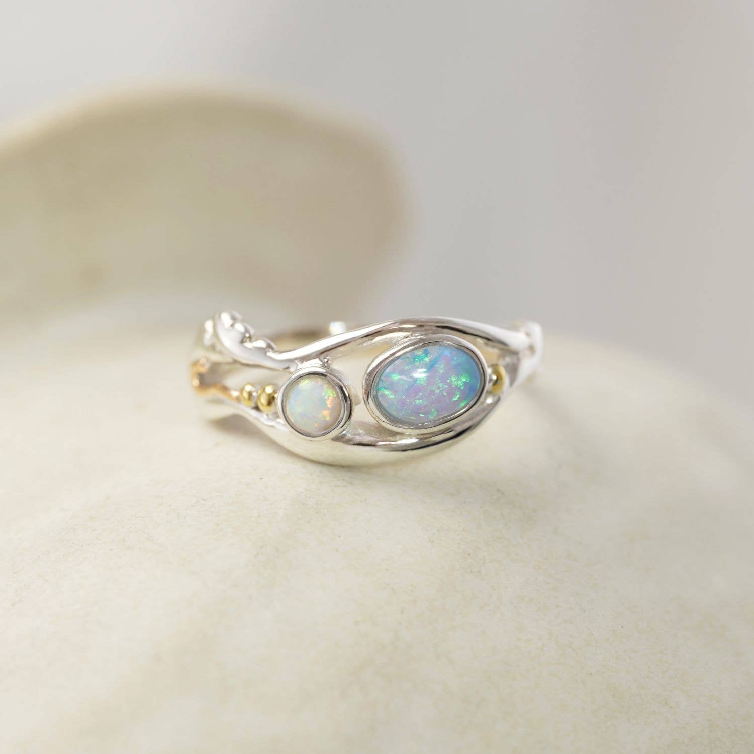 Banyan Jewellery - Vente Solitaire - Bague en opale blanche et bleue2