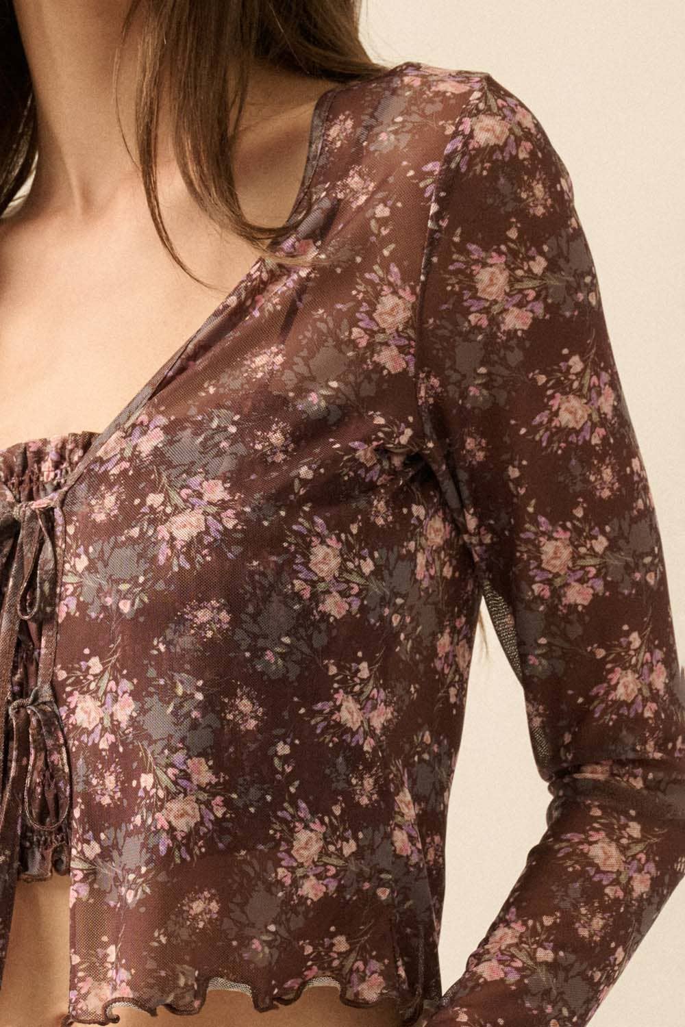 BRUN Meshlagdelt top med blomsterprint og bindebånd foran for engroshandel på Faire1