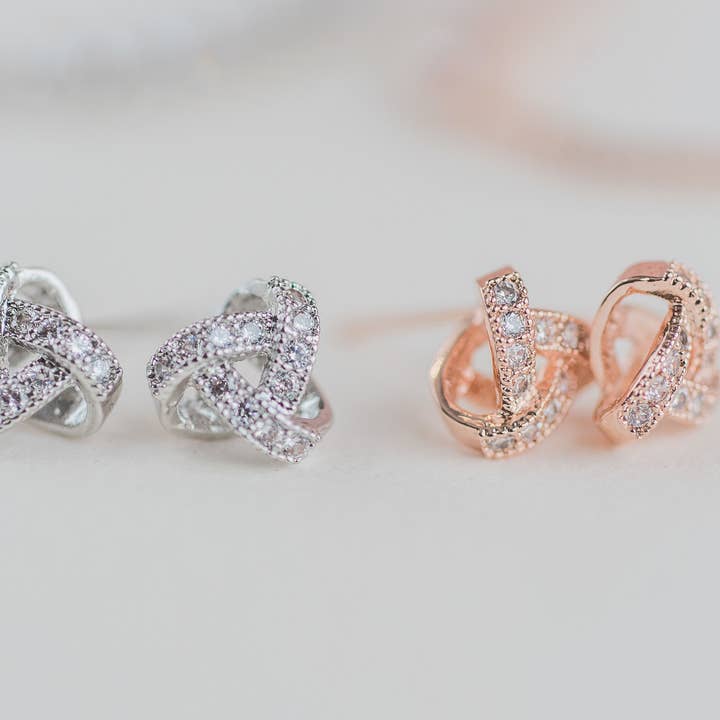 Pave Knot Ohrstecker mit kubischem Zirkonia für den Großhandel von Sugarcane & Co.