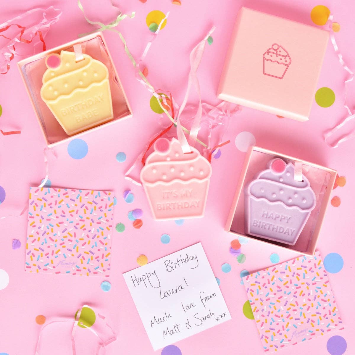 Flamingo Candles – Großhandel Geschenkkerze – Passionsfrucht Martini Geburtstag Babe Duft Cupcake Briefkasten Geschenk1