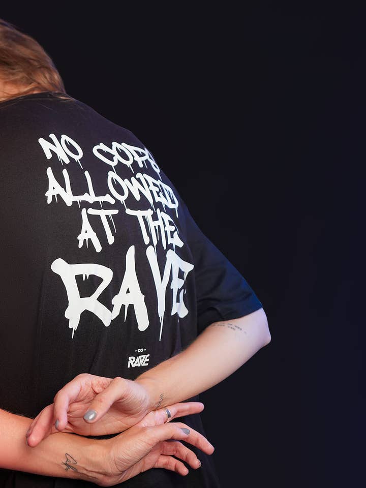 Rave Is Not A Crime T-shirt i sort for engroshandel hos RAVE Clothing